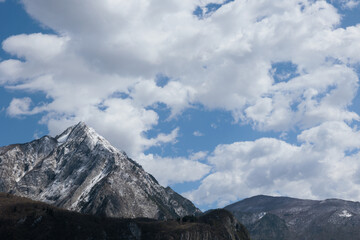 Obraz premium dettagli di un ambiente naturale di montagna, in Italia, nel Friuli Venezia Giulia settentrionale, sotto un cielo sereno e azzurro, in primavera