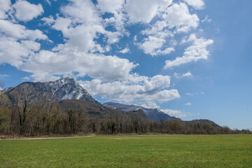 Obraz premium vista panoramica su un ambiente naturale di montagna, in Italia, nel Friuli Venezia Giulia settentrionale, sotto un cielo sereno e azzurro, in primavera