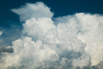 dettagli di grosse nuvole bianche che si accumulano e si formano nel cielo, di giorno, che...