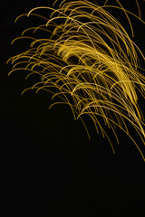 malowane światłem, obraz świetlny z wzorami i kształtami, abstrakcyjna fotografia z poruszającymi się światłami, Blurred Light painting, żółte maziaje świetlne, light painting photography, abstarct
