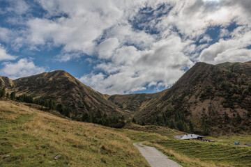 ampia vista panoramica su un vasto ambiente di montagna nell'Italia nord occidentale, di giorno, in autunno, sotto un cielo coperto da nuvole