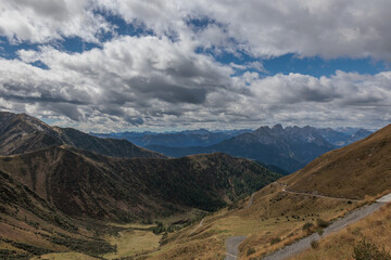 Fototapeta premium ampia vista panoramica su un vasto ambiente di montagna nell'Italia nord occidentale, di giorno, in autunno, sotto un cielo coperto da nuvole