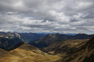 ampia vista panoramica su un vasto ambiente di montagna tra l'Italia nord occidentale e l'Austria, di giorno, in autunno, sotto un cielo coperto da nuvole