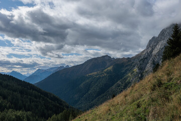 ampia vista panoramica su un vasto ambiente di montagna nell'Italia nord occidentale, di giorno, in autunno, sotto un cielo coperto da nuvole