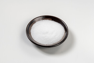 色紙の上に置いた皿に入れた食塩