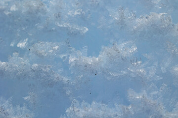 neve vista da vicino. inquadratura macro di cristalli di neve  dalle sfumature di bianco e azzurro