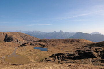 panoramica di un ambiente di montagna in alta quota, nel nord Italia, in Friuli Venezia Giulia,...