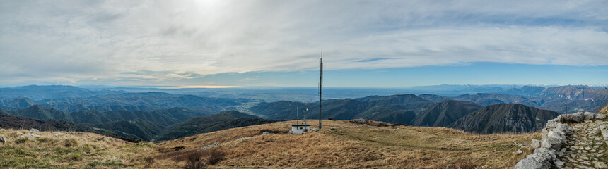 ampia composizione panoramica dalla cima del Monte Matajur guardando verso il vasto territorio tra pianura e montagna della Regione Friuli Venezia Giulia, nell'Italia nord orientale, in autunno