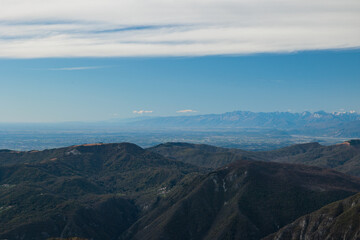 vista dettagliata dalla cima del Monte Matajur guardando verso il vasto territorio tra pianura e montagna della Regione Friuli Venezia Giulia, nell'Italia nord orientale, in autunno, di giorno