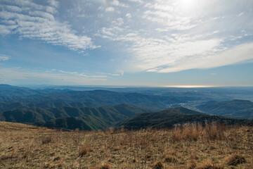 vista panoramica dalla cima del Monte Matajur guardando verso il vasto territorio tra pianura, montagna ed il Mare Adriatico della Regione Friuli Venezia Giulia, nell'Italia nord orientale, in autunno
