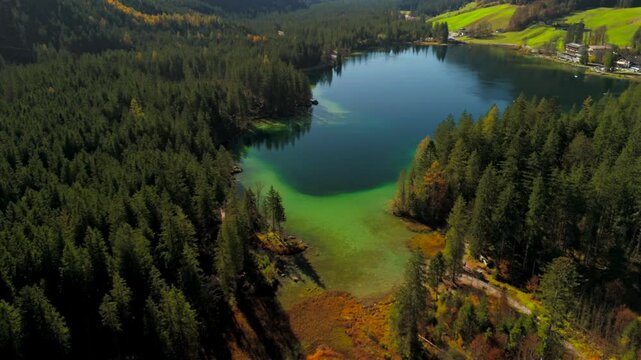Hintersee bei Ramsau Luftaufnahme im Herbst in Deutschland, Bayern. Ramsauer Ache fruher Ferchensee oder Forchensee grosser See in der Gemeinde Ramsau im Berchtesgadener Land in Germany, Bavaria. 