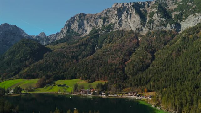 Hintersee bei Ramsau Luftaufnahme im Herbst in Deutschland, Bayern. Ramsauer Ache fruher Ferchensee oder Forchensee grosser See in der Gemeinde Ramsau im Berchtesgadener Land in Germany, Bavaria. 