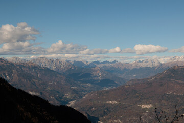 vista panoramica su un vasto ambiente composto da valli e catene montuose nelle Alpi nel nord...