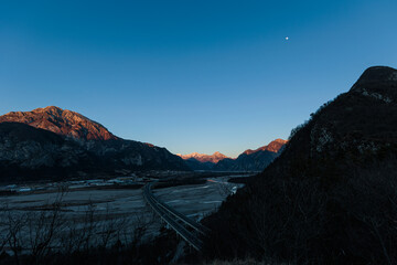 panoramica su un ambiente naturale nelle Alpi nel nord Italia, con un ampia valle attraversata dal...