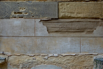 Umweltschäden an Sandsteinwand
