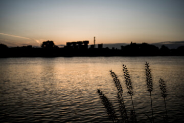川沿いの夕景　埼玉県川口市（対岸は東京都北区赤羽）