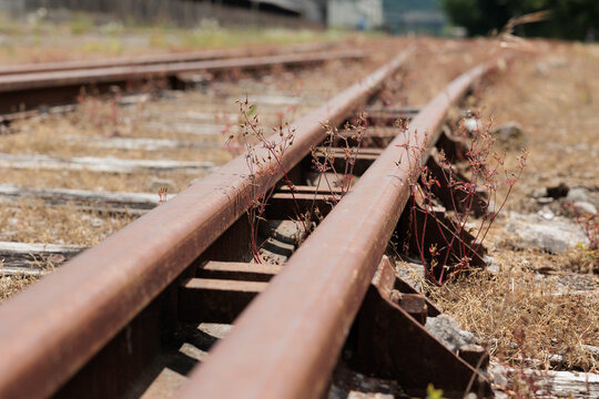 linee di vecchi binari visti durante il giorno, molto da vicino e dal basso, in prospettiva