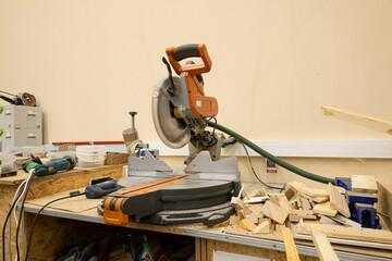 Miter electric saw for cutting wood