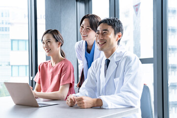 Fototapeta premium 室内で見つめる医師