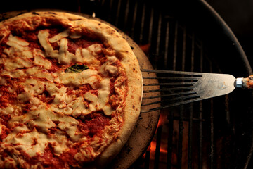pizza margherita, vista da sopra, mentre viene cucinata su una griglia
