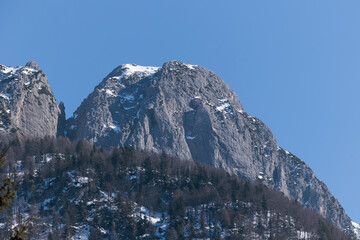 dettagli delle cime di alcune catene montuose nel nord Italia, ricoperte parzialmente di neve, di...