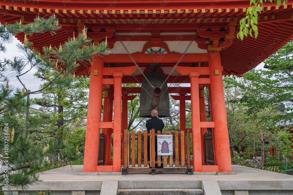 Canvas Prints 京都 三十三間堂（国宝）鐘楼と僧侶