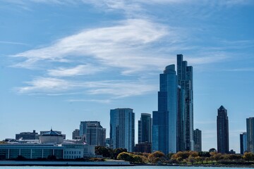 Obraz premium The Skyline of Downtown Chicago, IL along Lake Michigan on a Sunny Day