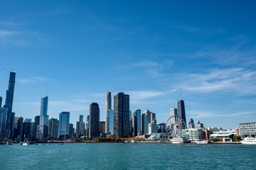 Obraz premium The Skyline of Downtown Chicago, IL along Lake Michigan on a Sunny Day