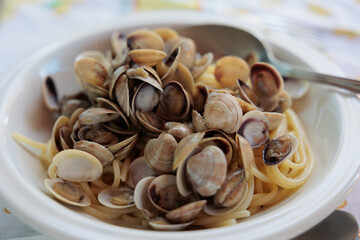piatto estivo a base di spaghetti con le vongole