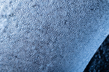 pattern con vista macro di tantissime e microscopiche goccioline d'acqua ferme su una grande...