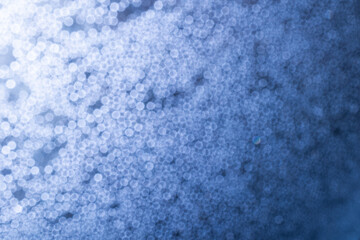 sfondo sfuocato con effetto bokeh di tante goccioline microscopiche d'acqua colorate da una luce con una sfumatura di azzurro