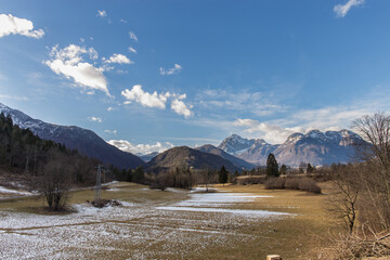 panoramica su un ambiente naturale di montagna in Friuli Venezia Giulia, di pomeriggio, in inverno