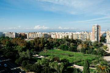 Obraz premium Valencia, Spain, Elevated Cityscape View of Urban Residential Buildings Amidst Lush Green Park on a Clear Sunny Day