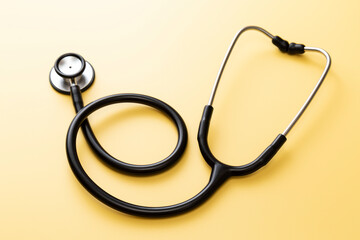 黄色背景に聴診器