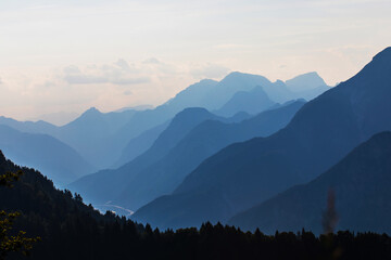 vista dettagliata di varie catene montuose dalle sfumature di blu e avvolte dalla foschia, che si estendono verso l'orizzonte, di giorno