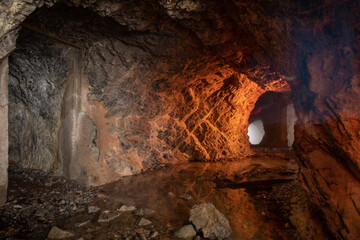 interni di alcune piccole gallerie artificiali della prima guerra mondiale, in Italia, scavate nella roccia e parzialmente allagate, in inverno