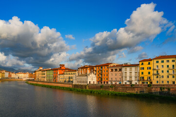 Obraz premium Summer sunset landscape of Pisa old city and the embankment of Arno river, Italy, Europe 