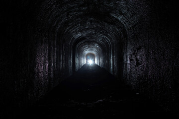 panoramica sugli interni oscuri di una lunga stanza dentro ad un vecchio bunker abbandonato,...