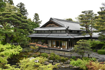 Fototapeta premium External View of Traditional Japanese Ryokan in a Calm Japanese Garden