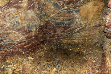 scavo dentro ad una grotta naturale con vista sulle varie stratificazioni antiche e naturali del...