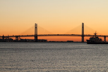 オレンジに染まるベイブリッジ