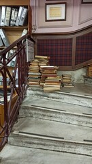 pilha de livros antigos sobre escada em livraria antiga em buenos aires