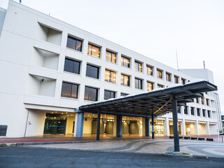 小田原市役所 本庁舎。
小田原市の人口は約18万人（2024年）
小田原には新幹線の停車駅がある。
Odawara City Hall Main Building.
Odawara City has a population of 180,000 (in 2024).
Odawara has a Shinkansen station.