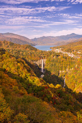 明智平展望台か朝日に照らされる紅葉の奥日光中禅寺湖と華厳の滝と白雲滝