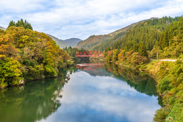 Fototapeta premium 福島県三島町からただみがわの水面に映る青空