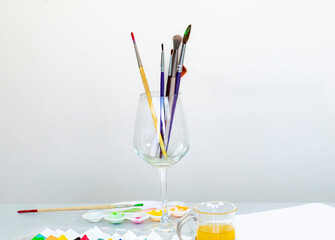 Obraz premium Arts Painting Elements Watercolor brushes, canvas on a table with blur female artist