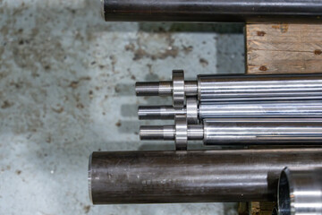 Vérins en métal à l'atelier