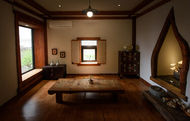 Cozy Vintage Interiors with Artistic Decor and Warm Ambiance