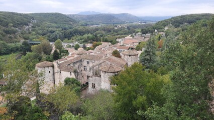 Obraz premium Les toits du village médiéval de Vogüé, en Ardèche en France