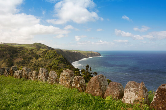Portugal, Azores, Sao Miguel, Cliff line at Miradouro da Despe-te Que Sua